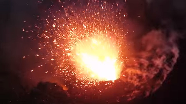 explosion volcan drone