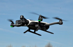 Drone avec caméra GoPro amovible en vol