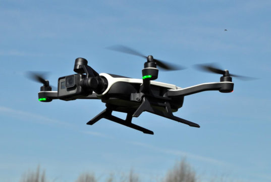 Drone avec caméra GoPro amovible en vol