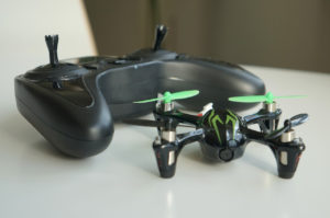 Le mini-drone Hubsan X4 H107C avec sa télécommande
