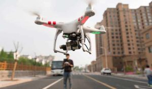 Pilote de drone en ville