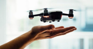 Mini-drone en plein lancement