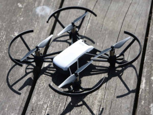 Mini-drone Ryze Tello sur un plancher